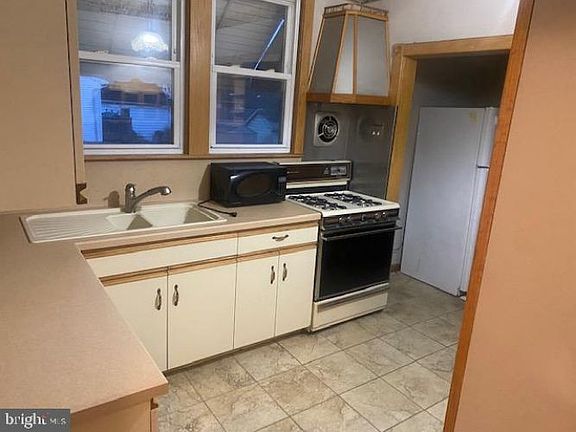 2nd image of 1715 Lexington Ave