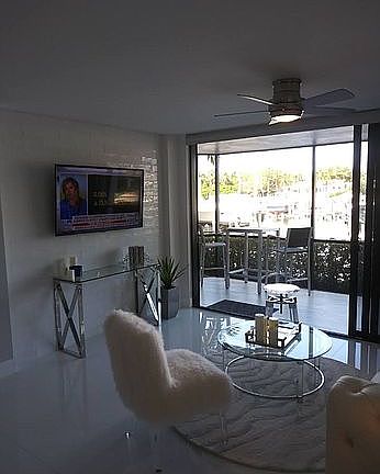 5th image of 514 Bay Colony Dr N