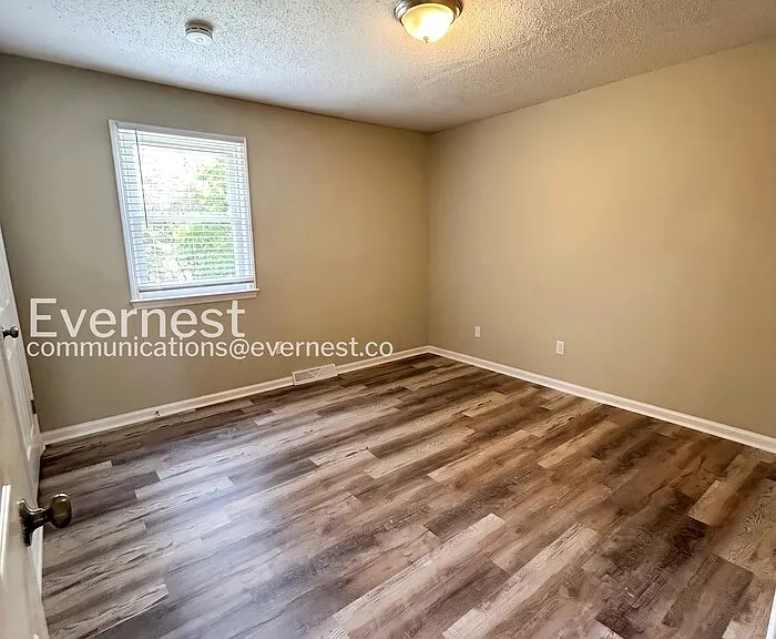 1676 Guilford Dr — Photo 9