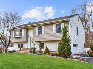 5 Silvercrest Dr, Tinton Falls, NJ