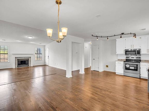 3rd image of 370 Peach Dr