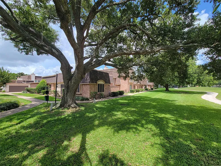 2815 Cambridge Ln — Photo 6