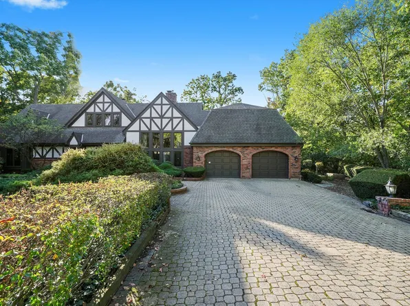 23W121 Kings Ct, Glen Ellyn, IL 60137