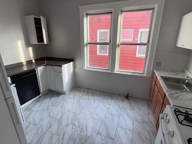 381 Leslie St #G2 — Photo 1