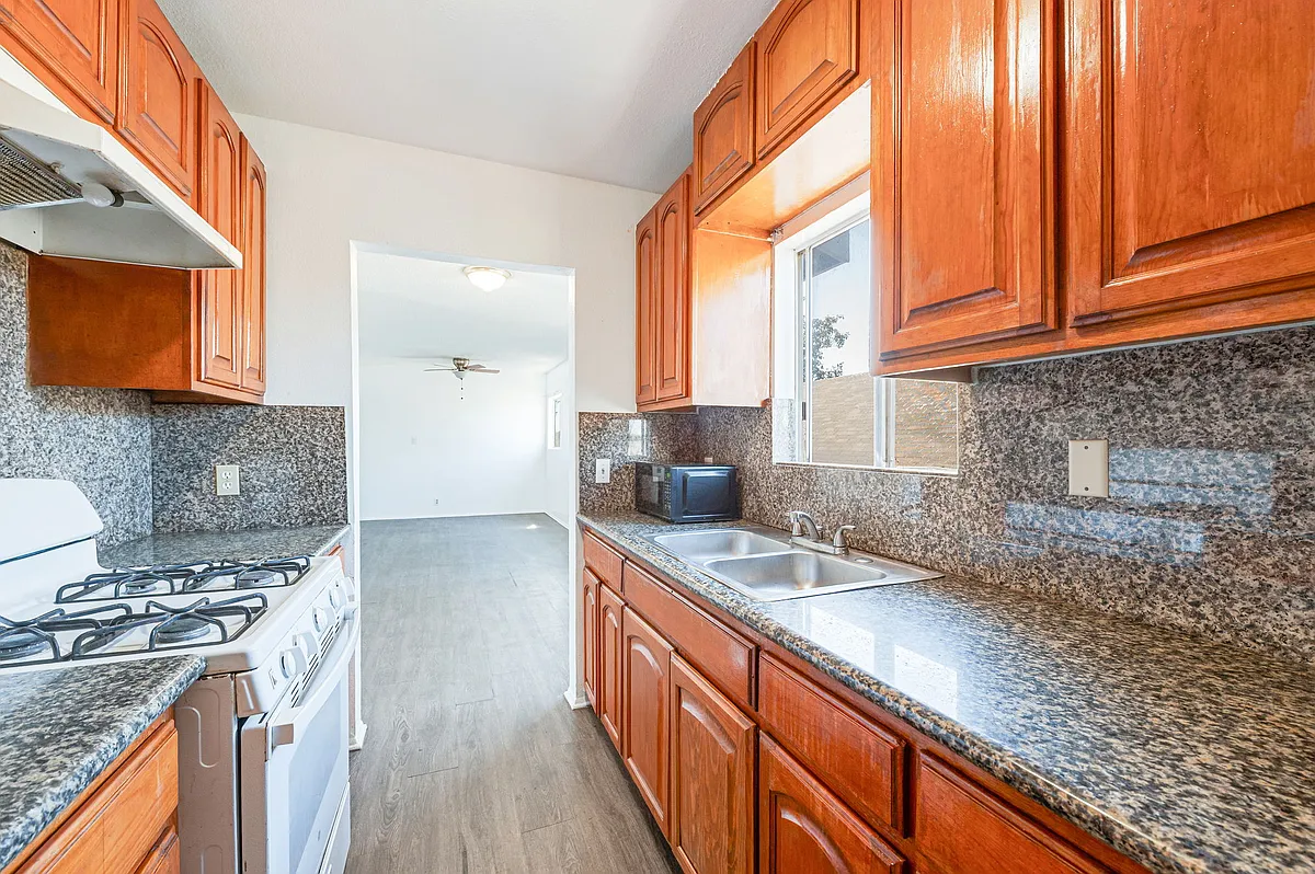 Building Photo - 333 W 61st St #2