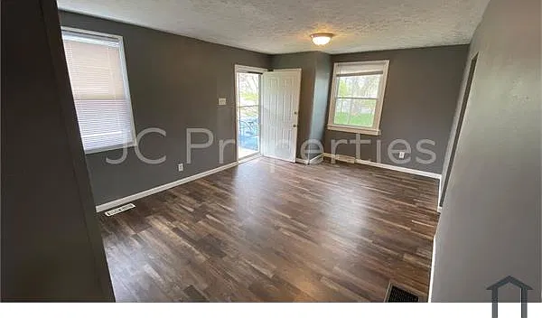 3 bed, 870 sqft, $1,100 — Photo 2
