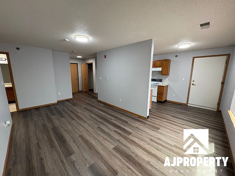 1000 S Summit Ave — Photo 4