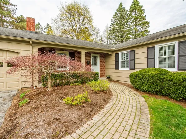 5 Reitz Cir, Pittsford, NY 14534