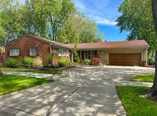 21203 River Rd, Grosse Pointe Woods, MI 48236