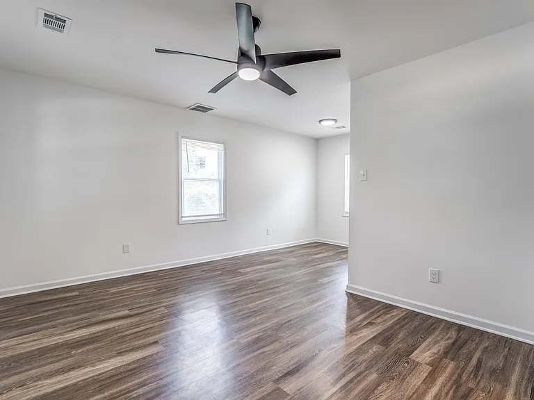 405 W Brooks Rd — Photo 13