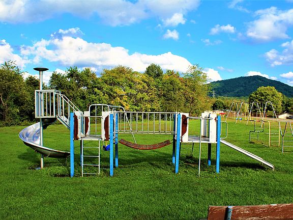 3rd image of 605 Mountain Meadow Dr