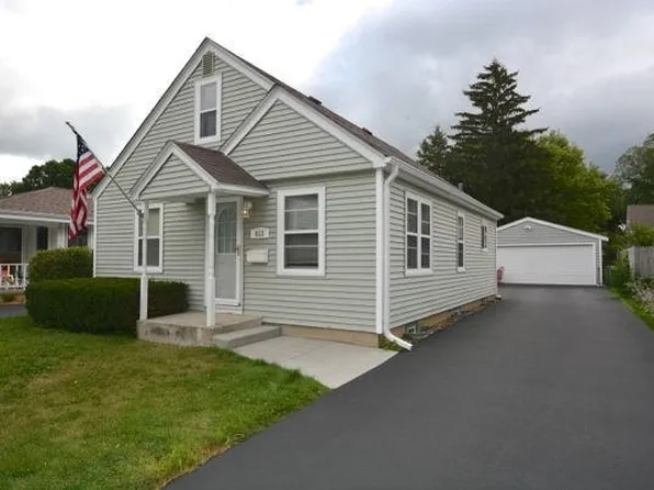 613 Oakwood Ave, Oconomowoc, WI 53066