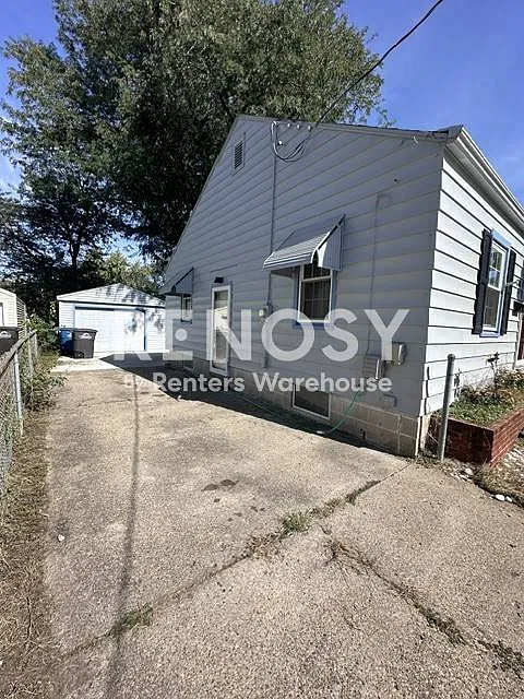 Adorable 2 Bedroom/1 Bath Home for Rent — Photo 3