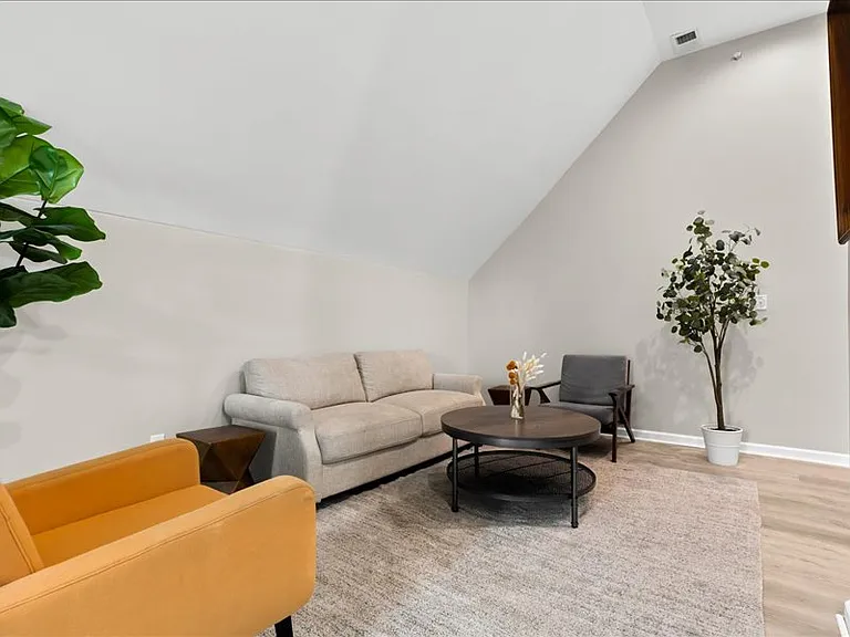 558 Marston St #5 — Photo 4