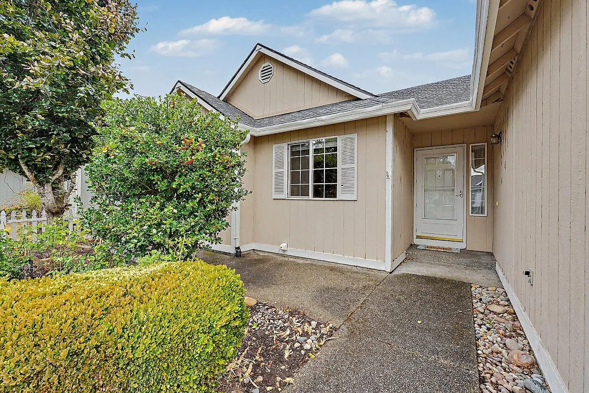 3 bed, 1204 sqft, $2,450 — Photo 2