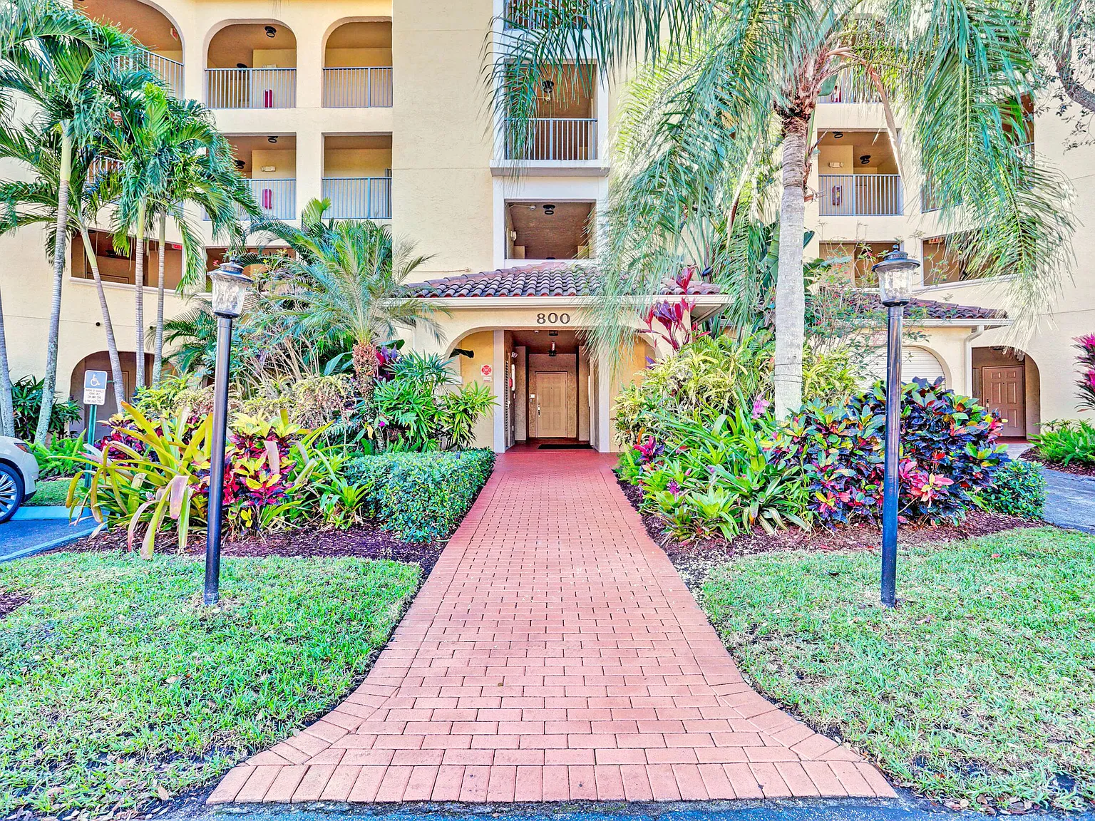 3 bed, 2.0 bath, 1446 sqft, $5,000 — Photo 3