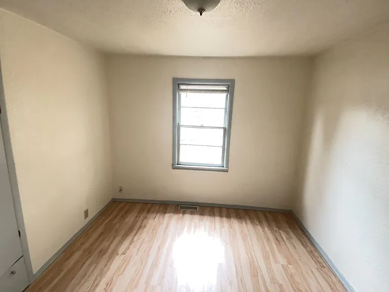 577 NW T St — Photo 11