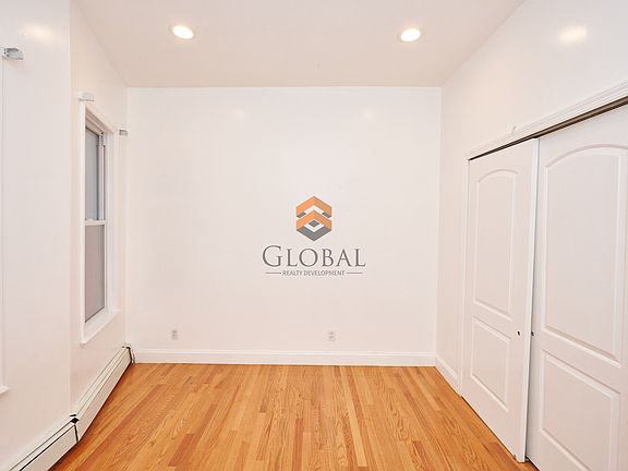 5th image of 1824 Mohegan Ave Room 2