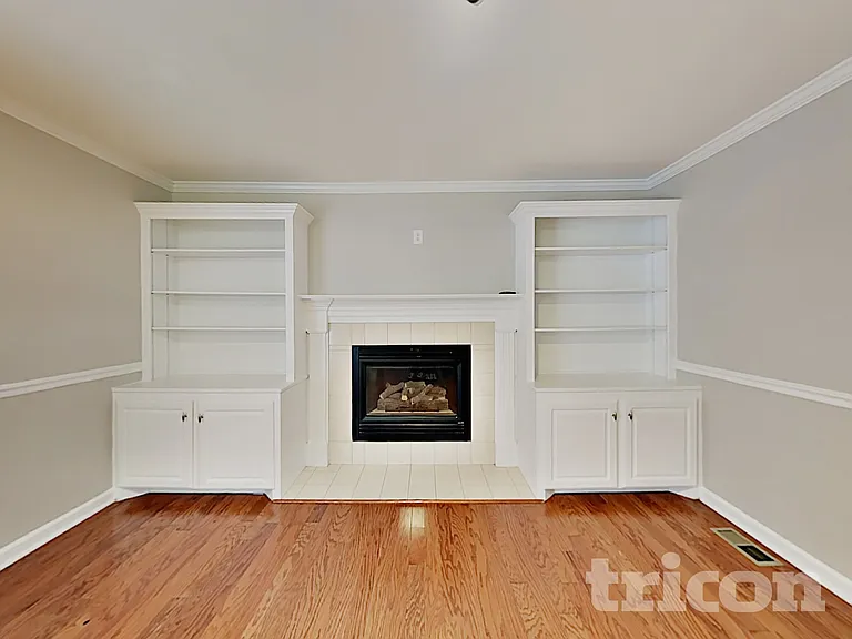 229 Montclaire Cir — Photo 3