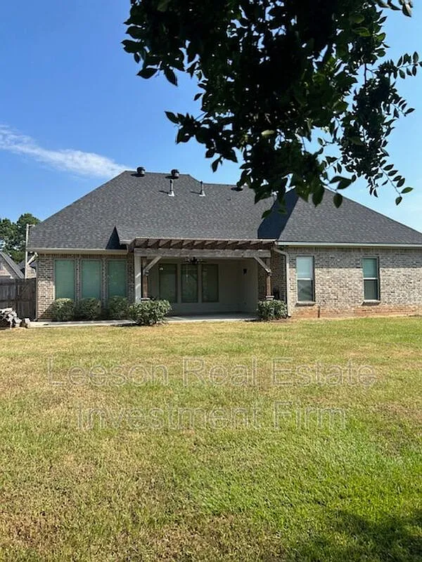 4 bed, 2.0 bath, 2152 sqft, $2,400 — Photo 4