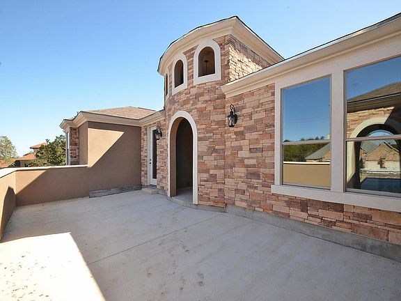 2nd image of 2721 Leslie Ln