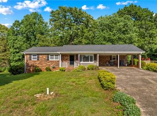 157 E Meadowview Dr, Statesville, NC 28625