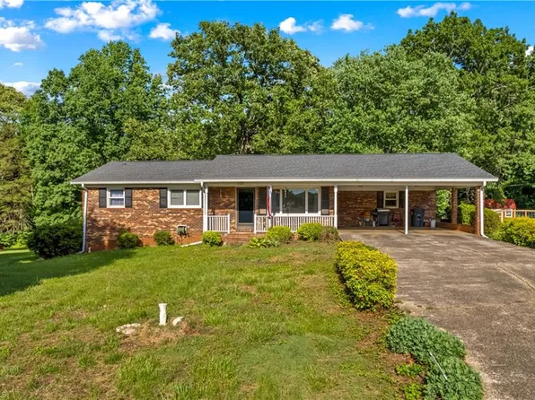157 E Meadowview Dr, Statesville, NC 28625
