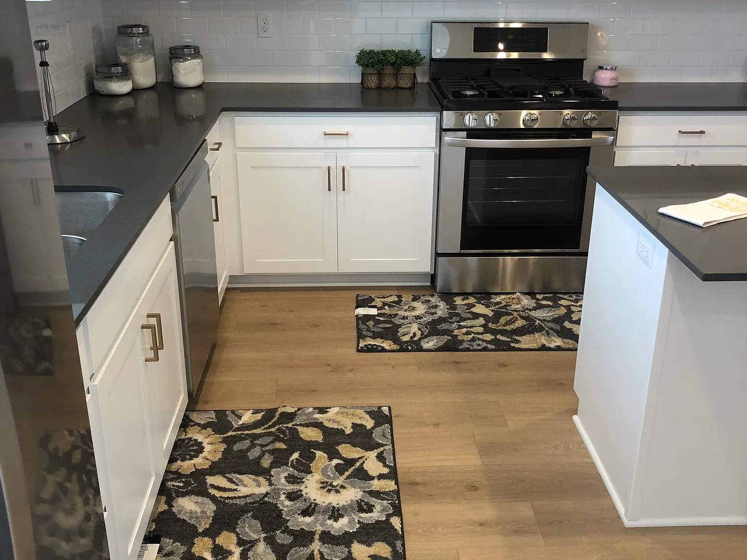 3 bed, 2.5 bath, 2050 sqft, $2,200 — Photo 4