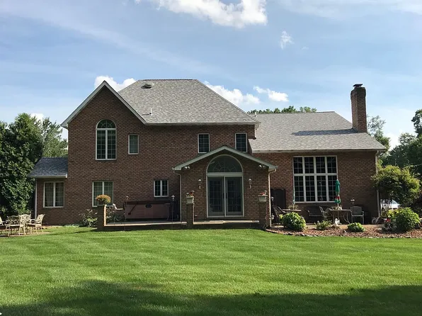 241 Chippewa Dr, New Castle, PA 16105