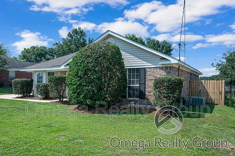 3 bed, 2.0 bath, 1445 sqft, $1,550 — Photo 4