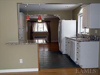 5th image of 206 Elwood Ave