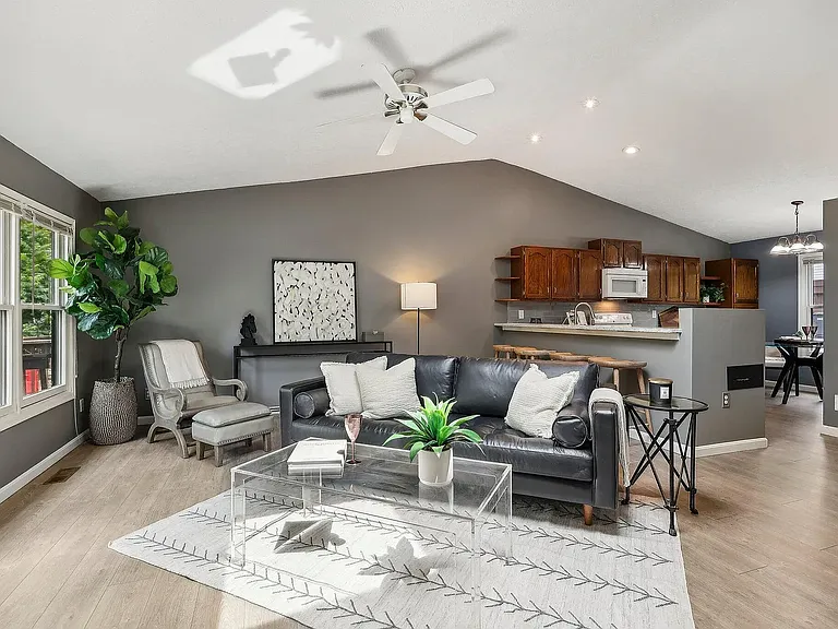 370 Bellpointe Cmns — Photo 4