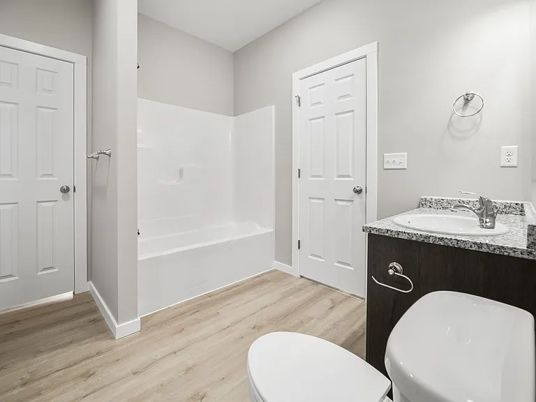 655 E Forest St — Photo 8