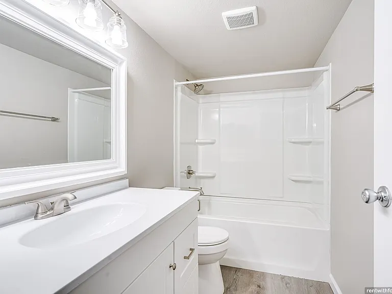 Stonecreek Apartments — Photo 42