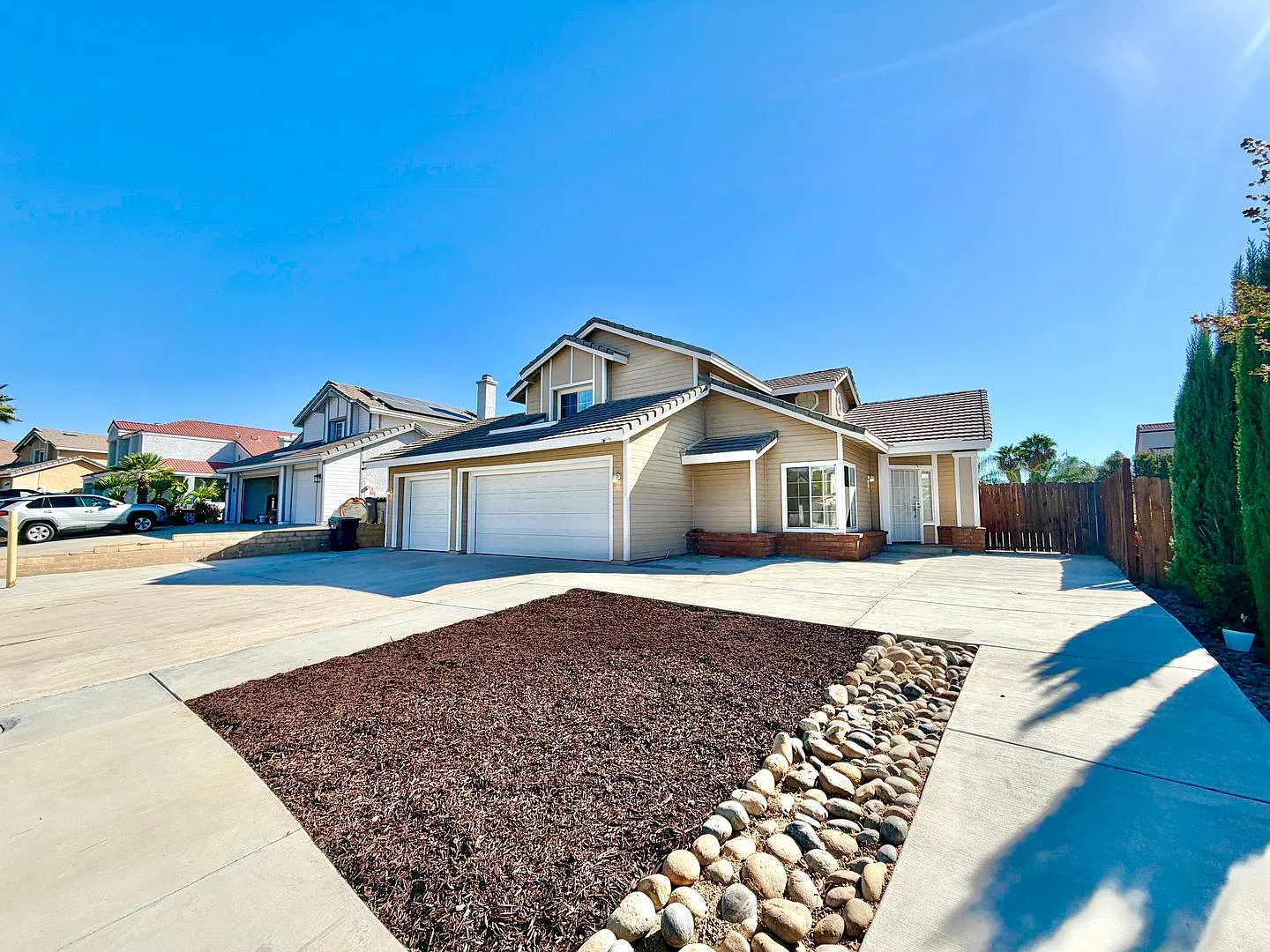 Spacious 4 Bedroom 3 Bathroom Home with 3-Car Garage & Massive Backyard! — Photo 3