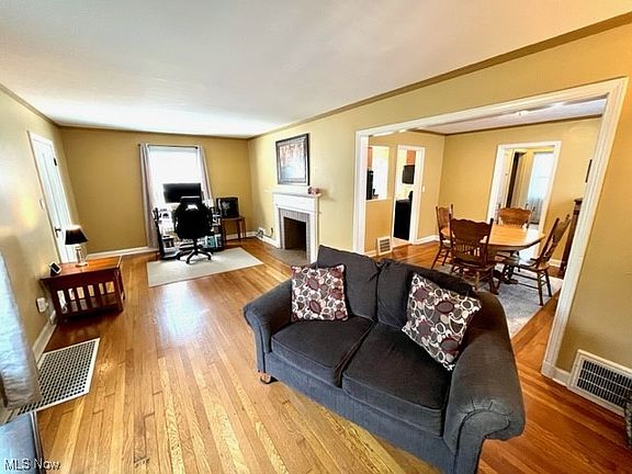 5th image of 244 E 266th St