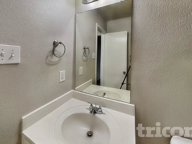 1124 Mustang Ridge Dr — Photo 10