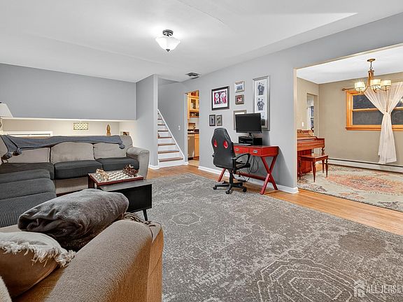 5th image of 7 Rosewood Dr