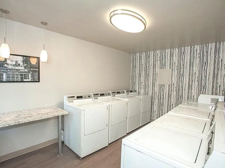 Parkwood Apartments — Photo 12