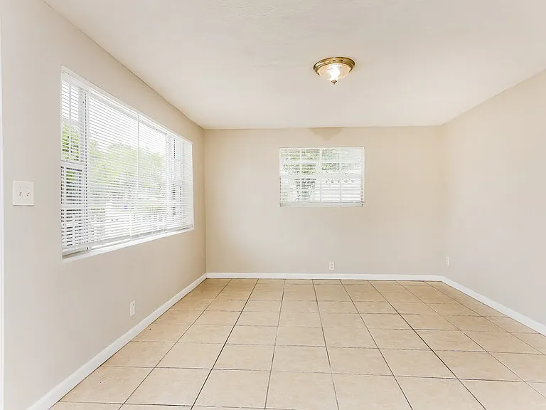 1564 NW 3rd Way — Photo 4