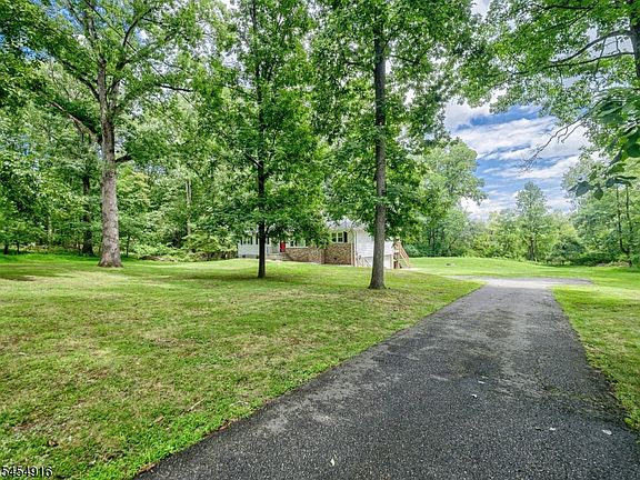2nd image of 6 Featherbed Ln