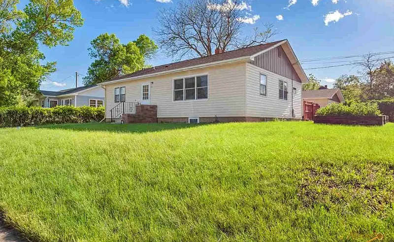 2 bed, 1.0 bath, $1,200 — Photo 2