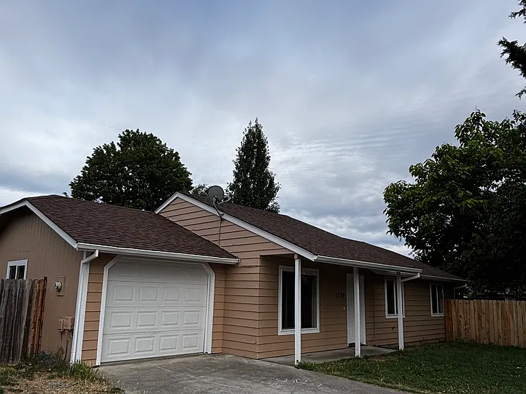 1129 SW Central Ave — Photo 1