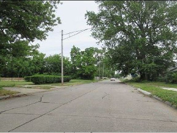 Exterior Neighborhood (street photo)
