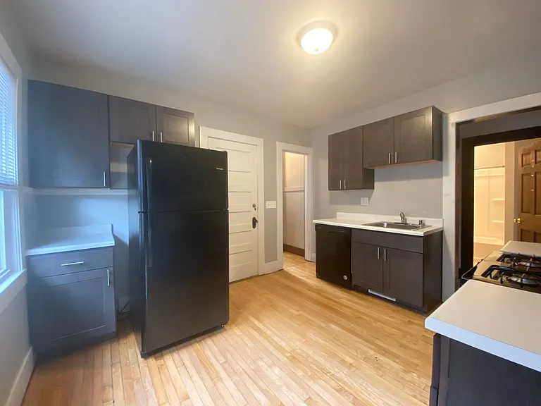 3019 N Maryland Ave — Photo 7