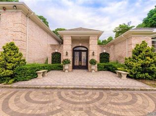 4 Vista Ln, Glen Head, NY 11545