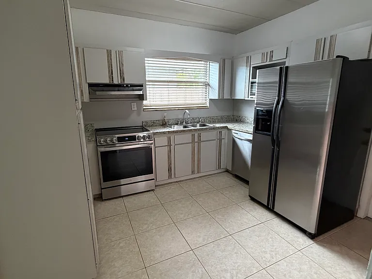 1120 NW 30th Pl — Photo 4