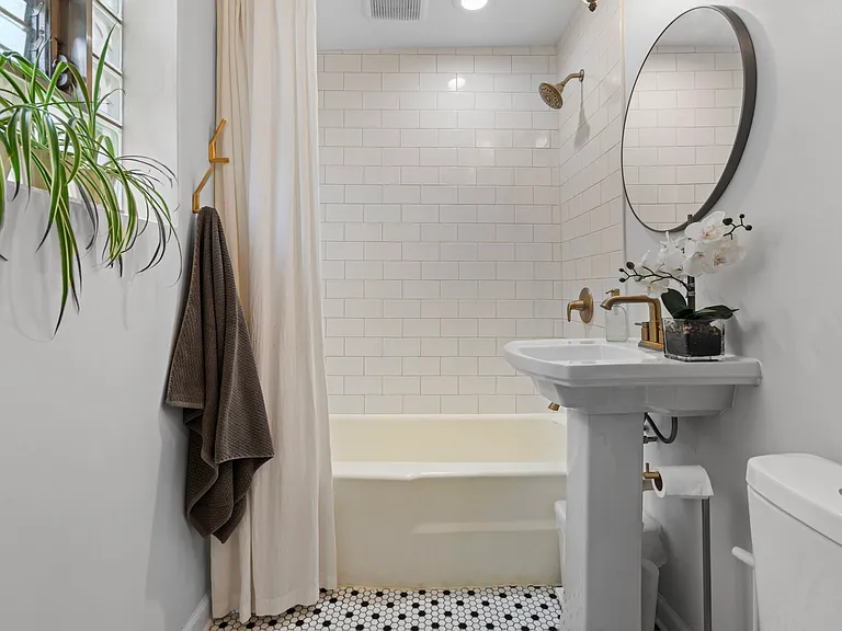 1447 Cuyler Ave — Photo 3