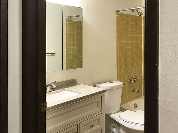 4th image of 300 NW 80th St APT 13