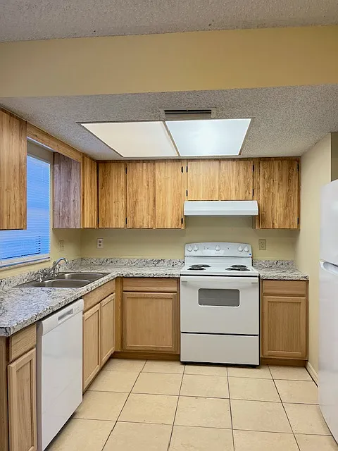 2/2 half duplex in DeLand, $1,300/month!! — Photo 2
